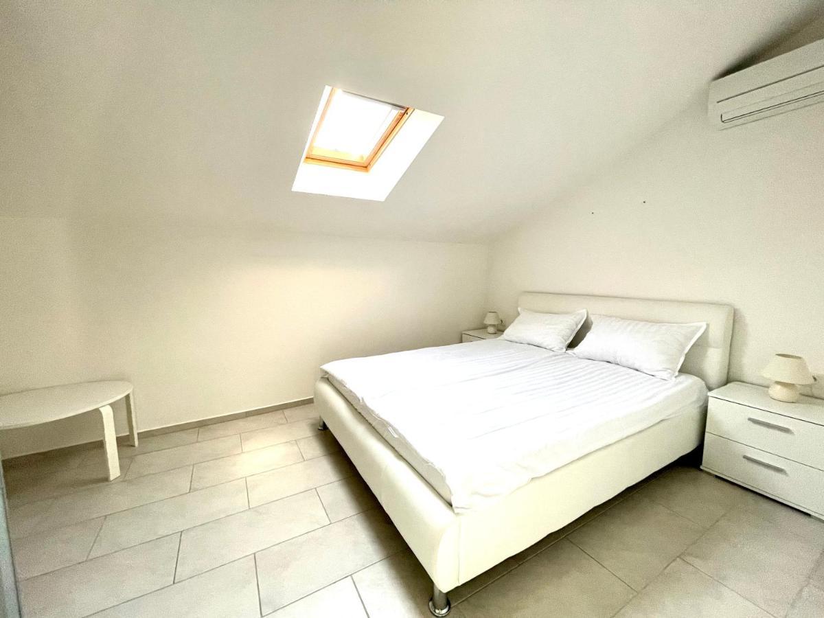 Happy Casa Isola Attico Apartment อิซอลา ภายนอก รูปภาพ